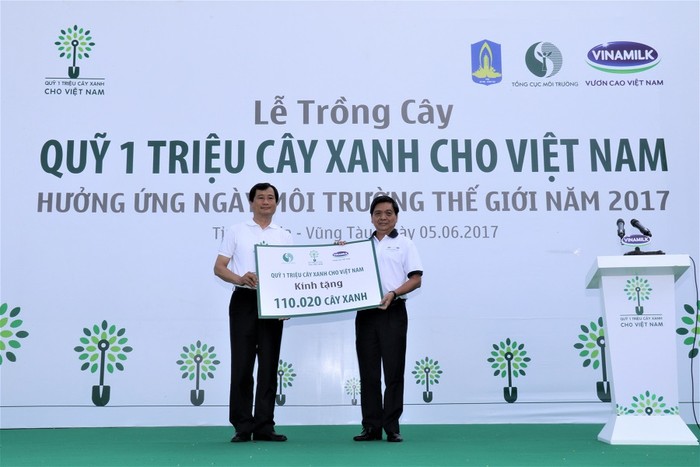 Ông Lê Tuấn Quốc – Phó Chủ tịch Ủy ban Nhân dân tỉnh Bà Rịa Vũng Tàu đón nhận bảng tượng trưng tặng cây xanh do ông Trần Minh Văn - Giám Đốc Điều Hành Công ty Vinamilk (trái) trao tặng.
