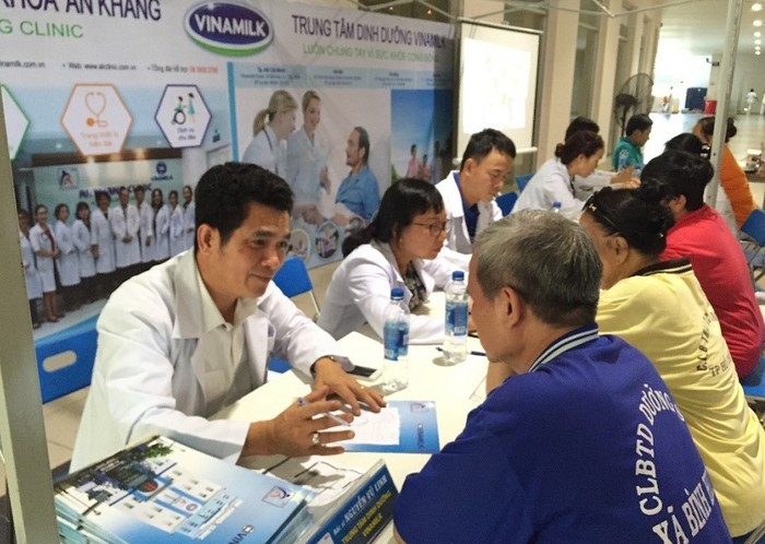 Các Bác sĩ Phòng Khám An Khang và Trung tâm Dinh Dưỡng Vinamilk tư vấn sức khỏe và dinh dưỡng cho người cao tuổi.