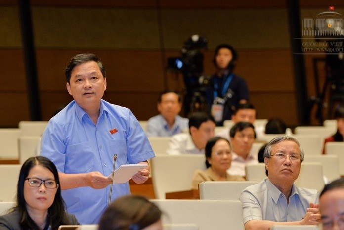 Ông Dương Văn Thống thừa nhận có tình trạng thừa cấp phó và sẽ khắc phục. ảnh: Trung tâm thông tin Quốc hội.