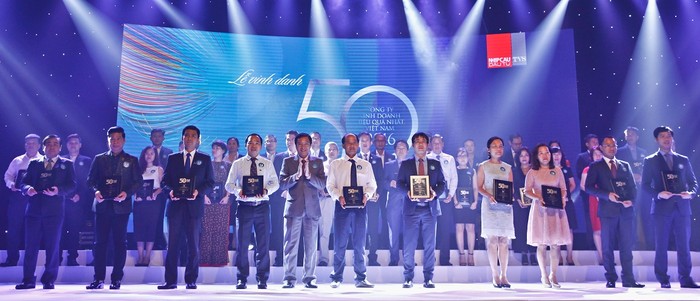 Ông Phan Minh Tiên – Giám đốc Điều hành Vinamilk cùng các đại diện công ty được xếp hạng “Top 50 công ty kinh doanh hiệu quả nhất Việt Nam”.