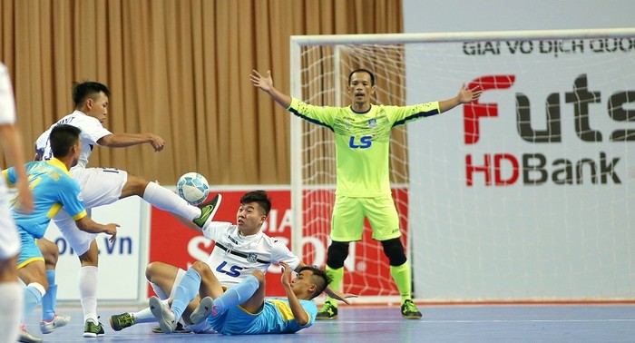 Thái Sơn Nam (áo trắng) thắng áp đảo Sanna Khánh Hòa với tỉ số đậm 9-3.