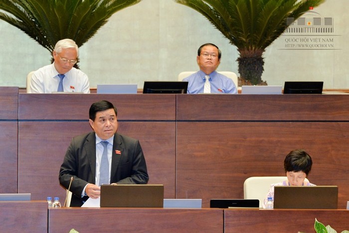 Bộ trưởng Nguyễn Chí Dũng trả lời chất vấn tại Quốc hội chiều 14/6. ảnh: Trung tâm thông tin Quốc hội.
