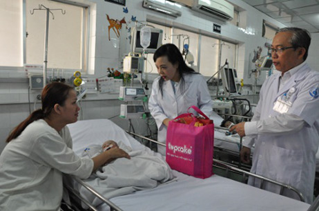 Bộ trưởng Nguyễn Thị Kim Tiến thăm bệnh nhi tại Bệnh viện Nhi đồng I Thành phố Hồ Chí Minh. ảnh: moh.gov.vn