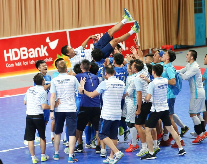 Niềm vui của các cầu thủ Thái Sơn Nam khi bảo vệ thành công ngôi vô địch.