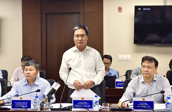 Phó Chủ nhiệm Văn phòng Chính phủ - ông Nguyễn Cao Lục truyền đạt chỉ đạo của Thủ tướng tại buổi làm việc với Tập đoàn Điện lực Việt Nam ngày 21/6. ảnh: VGP.