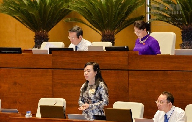 Bộ trưởng Nguyễn Thị Kim Tiến cho biết, tình trạng nằm ghép giường đã giảm và gần như sẽ không còn trong thời gian tới. ảnh: Trung tâm thông tin Quốc hội.