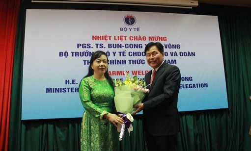 Bộ trưởng Nguyễn Thị Kim Tiến chào đón Bộ trưởng Bộ Y tế Cộng hòa dân chủ nhân dân lao Lào và đoàn công tác.