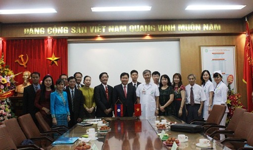 Bộ trưởng Bộ Y tế Lào cùng đoàn công tác thăm và làm việc tại Bệnh viện Bạch Mai.