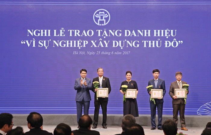 Bà Đỗ Thị Kim Liên được trao tặng danh hiệu &quot;Vì sự nghiệp xây dựng Thủ đô&quot; vì có nhiều đóng góp tích cực đối với sự phát triển kinh tế xã hội chung của Thủ đô năm 2017. ảnh: AT.