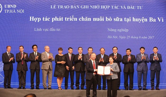 Đại diện lãnh đạo thành phố Hà Nội và bà Mai Kiều Liên – Tổng giám đốc Vinamilk ký kết bản ghi nhớ hợp tác đầu tư phát triển chăn nuôi bò sữa công nghệ cao tại Hà Nội.