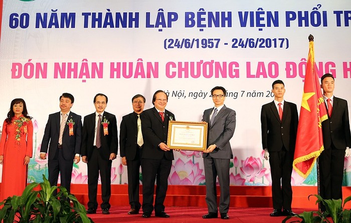 Thay mặt lãnh đạo Đảng, Nhà nước, Phó Thủ tướng Vũ Đức Đam trao tặng Huân chương Lao động hạng Nhất cho Bệnh viện Phổi Trung ương. Ảnh: VGP.