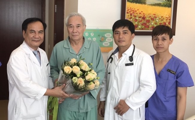 Giáo sư Bùi Đức Phú (ngoài cùng bên trái) – Giám đốc Bệnh viện Đa khoa Quốc tế Vinmec Times City tặng hoa cho ông Ngự trong ngày ra viện.