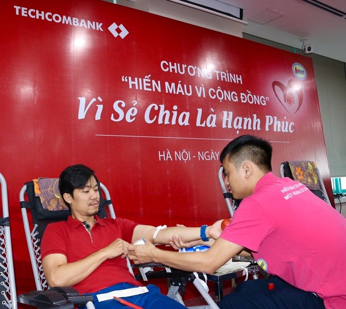 Ông Phan Thanh Sơn - Phó Tổng Giám đốc Ngân hàng Techcombank tham gia hiến máu.