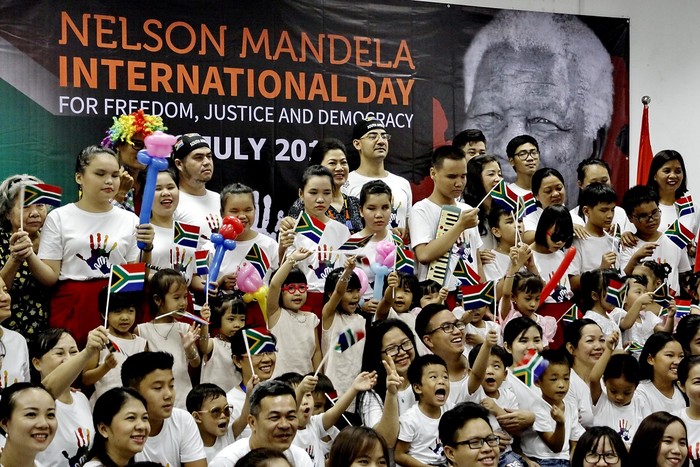 Những phút giây hạnh phúc của nhiều em nhỏ không may mắn trong &quot;Ngày Quốc tế Nelson Mandela&quot;. ảnh: AT.