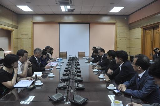 Bộ trưởng Nguyễn Thị Kim Tiến đã tiếp thân mật ngài Yuji Kuroiwa và đoàn công tác.