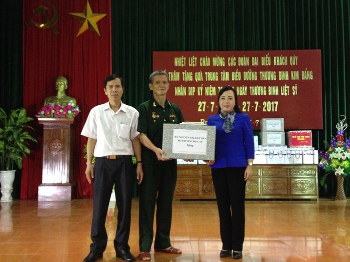 Bộ trưởng Nguyễn Thị Kim Tiến tặng quà các thương, bệnh binh tại trung tâm.