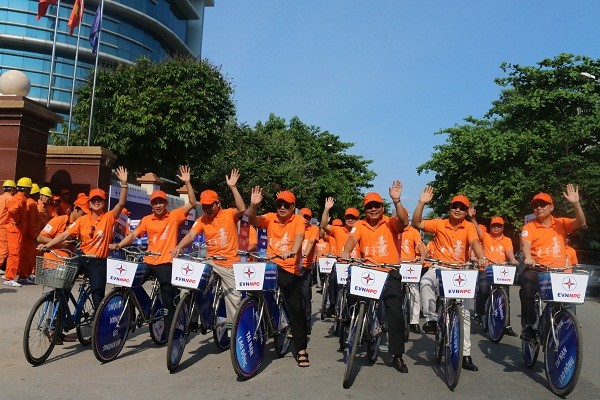 Tổng công ty Điện lực miền Bắc tổ chức đạp xe hưởng ứng Tháng Aan toàn vệ sinh lao động lần thứ 1 năm 2017 tại Thành phố Hạ Long, Quảng Ninh.