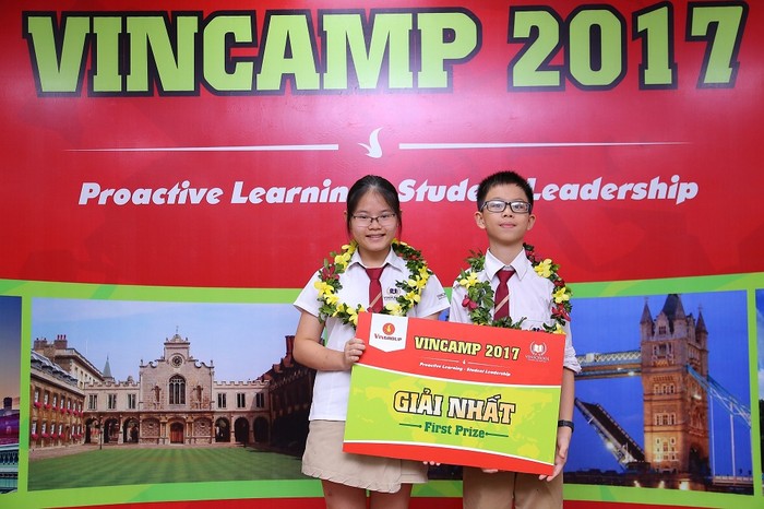 Hiền Anh - Quang Trung giành giải Nhất, trở thành 2 trong số 30 thí sinh xuất sắc nhất VinCamp 2017 dự Trại hè quốc tế kéo dài 10 ngày tại Anh quốc trong tháng 7/2017.