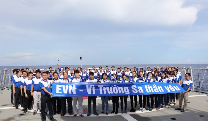 Đoàn công tác của Tập đoàn Điện lực Việt Nam thăm Trường Sa. Ảnh EVN EIC