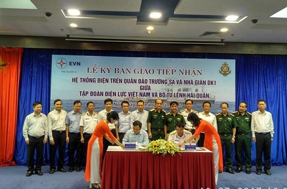 Lễ ký bàn giao hệ thống điện trên quần đảo Trường Sa và nhà giàn DK1 giữa Tập đoàn Điện lực Việt Nam và Bộ Tư lệnh Hải quân.