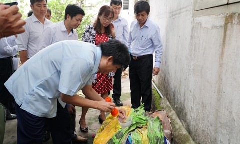 Thứ trưởng Nguyễn Thanh Long kiểm tra và phát hiện nhiều ổ lăng quăng trong khu dân cư. ảnh: Công an Nhân dân.