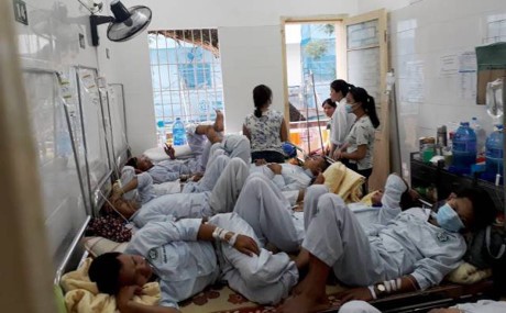 Số ca mắc sốt xuất huyết tăng nhanh khiến bệnh nhân phải nằm ghép giường. ảnh: Báo Nhân dân.