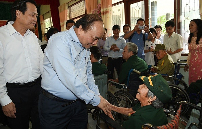 Thủ tướng Nguyễn Xuân Phúc thăm hỏi các thương bệnh binh tại Trung tâm. Ảnh: VGP/Quang Hiếu.