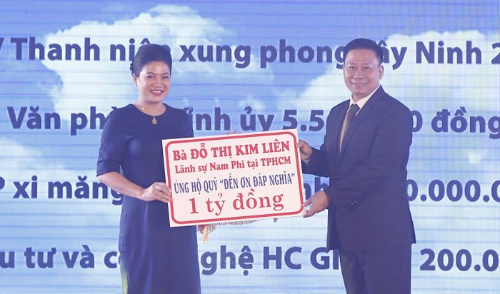 Lãnh sự Nam phi tại TPHCM Đỗ Thị Kim Liên ủng hộ 1 tỷ đồng chăm lo cho các gia đình có công với cách mạng tại Tây Ninh.