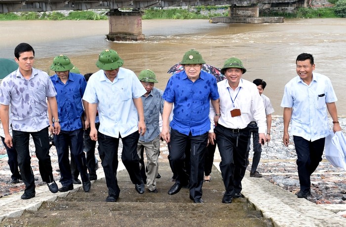 Ngay sau cuộc họp, Phó Thủ tướng Trịnh Đình Dũng đã thị sát tình hình ứng phó xả nước tại khu vực cầu Đuống. Ảnh: VGP.