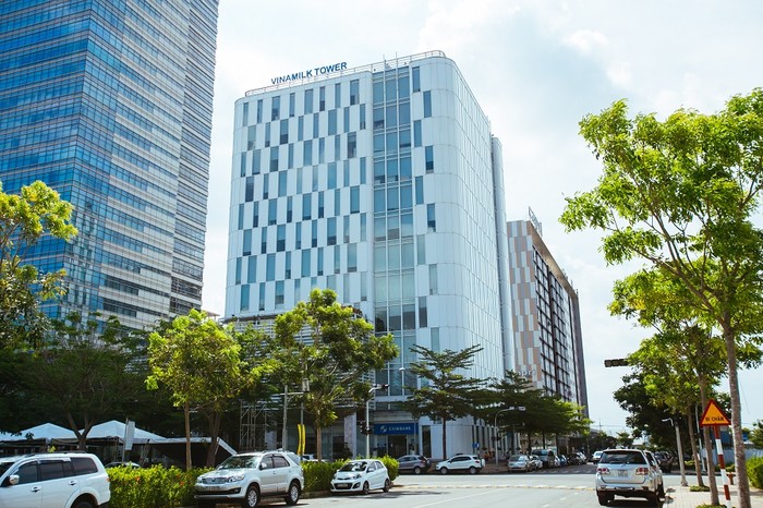 Trụ sở Công ty cổ phần Sữa Việt Nam tại số 10 Tân Trào, Phường Tân Phú, Quận 7, Thành phố Hồ Chí Minh.
