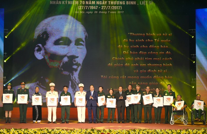 Thủ tướng Nguyễn Xuân Phúc tặng quà cho các đại biểu người có công. - Ảnh: VGP.