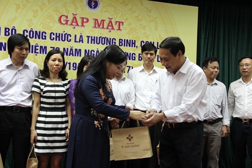 Bộ trưởng Nguyễn Thị Kim Tiến tặng quà cho các đồng chí thương binh, con liệt sĩ. ảnh: moh.gov.vn