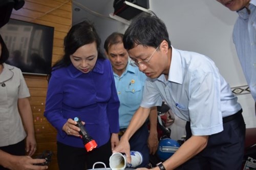 Bộ trưởng Nguyễn Thị Kim Tiến kiểm tra phòng chống dịch sốt xuất huyết tại Thành phố Hồ Chí Minh.