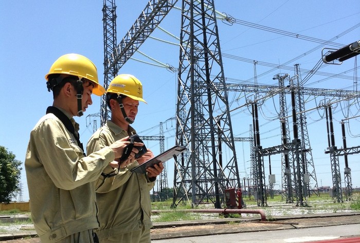 Công nhân Truyền tải điện Hà Nội kiểm tra thông số vận hành thiết bị trong những ngày nắng nóng.