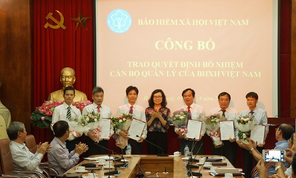 Tổng Giám đốc Nguyễn Thị Minh trao các quyết định bổ nhiệm, điều động cán bộ. ảnh: PC.