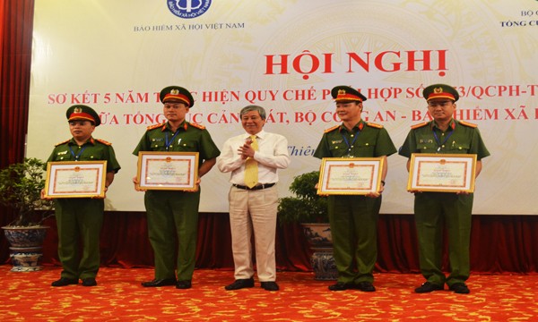 Bảo hiểm xã hội Việt Nam khen thưởng các tập thể, cá nhân thuộc ngành Công an.