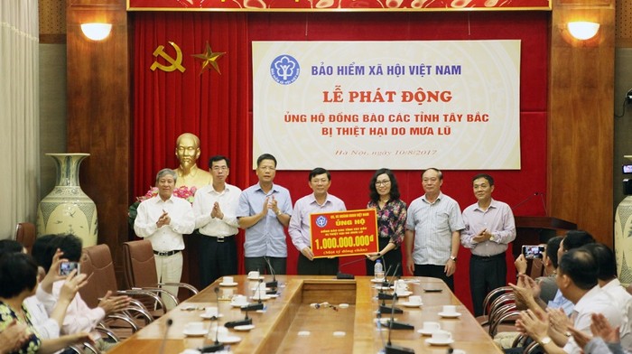 Bảo hiểm xã hội Việt Nam ủng hộ đồng bào bị lũ lụt các tỉnh Tây Bắc 1 tỷ đồng.