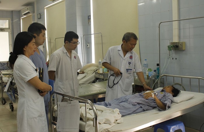 Giáo sư Lê Ngọc Thành - Giám đốc Bệnh viện E trực tiếp thăm khám cho bệnh nhân. ảnh: trungtamtimmach.vn