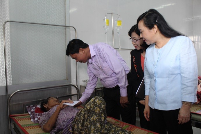 Bộ trưởng cùng đoàn công tác tới thăm hỏi động viên bệnh nhân đang điều trị tại Bệnh viện Đa khoa tỉnh Long An.