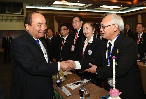 Thủ tướng gặp gỡ doanh nhân Việt kiều tại Thái Lan. ảnh: VGP.
