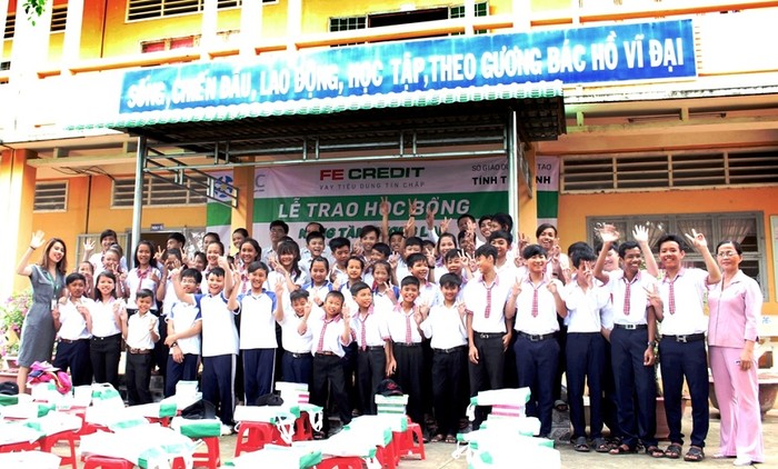 Các em học sinh tại Trường THCS Long Thới, tỉnh Trà Vinh vui mừng được nhận học bống.
