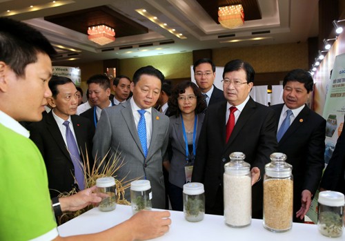 Phó Thủ tướng Trịnh Đình Dũng và các đại biểu nghe giới thiệu một số sản phẩm trong khuôn khổ các hoạt động ở phiên đối thoại. Ảnh: VGP/Xuân Tuyến