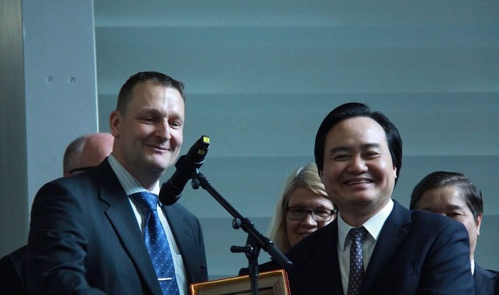 Bộ trưởng Phùng Xuân Nhạ trao kỷ niệm chương cho đại diện Phần Lan. ảnh: Sông Hồng.