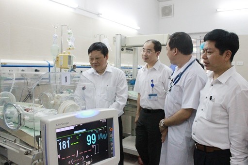 Thứ trưởng Nguyễn Viết Tiến kiểm tra công tác khám chữa bệnh, chăm sóc bệnh nhân tại Bệnh viện Xanh pôn. ảnh: moh.gov.vn