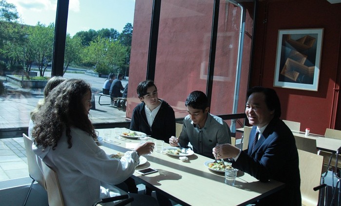 Bộ trưởng Phùng Xuân Nhạ ăn trưa cùng với các học sinh Trường trung học Rosendalsgymnasie.