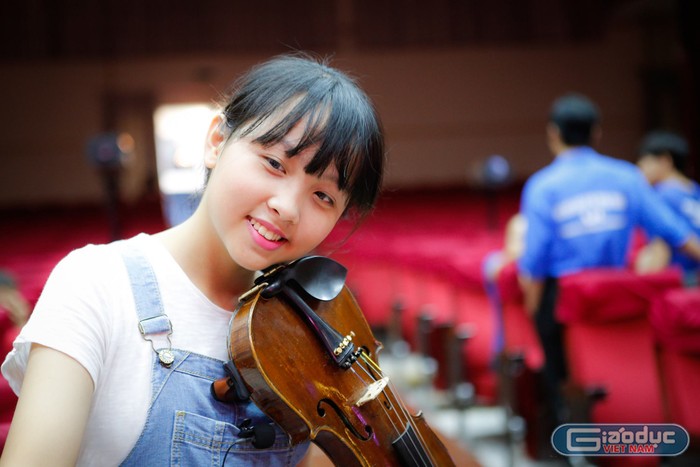 Lê Như Lan Minh - Cô bé đa tài, rất giỏi Violin, Piano, Toán học, Võ Thuật, Ngoại ngữ, Vẽ tranh... ảnh: NH.