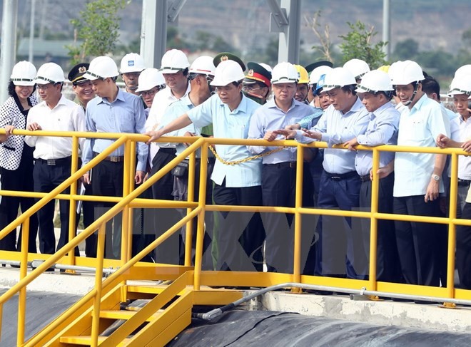 Thủ tướng Nguyễn Xuân Phúc thị sát khu xử lý nước thải. ảnh: TTXVN.