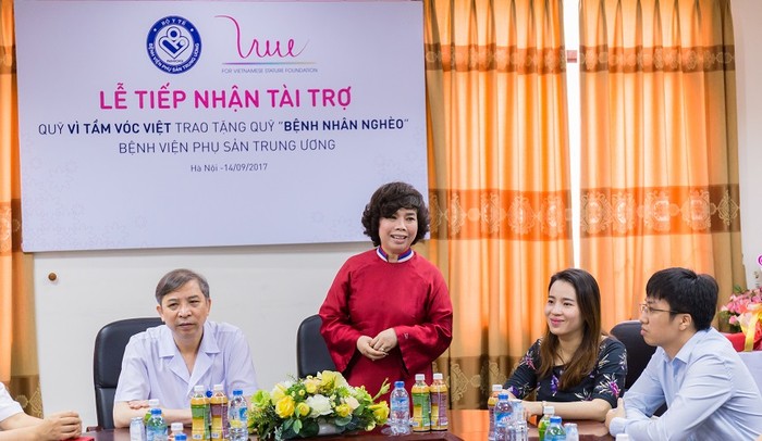 Bà Thái Hương - Chủ tịch Tập đoàn TH, Chủ tịch sáng lập Quỹ vì tầm vóc Việt, bày tỏ sự cảm thông, sẻ chia với những khó khăn với các sản phụ có hoàn cảnh khó khăn. ảnh: THV.