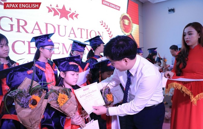 Ông Nguyễn Ngọc Thuỷ - Chủ tịch Egroup trao thưởng cho các học viên xuất sắc.