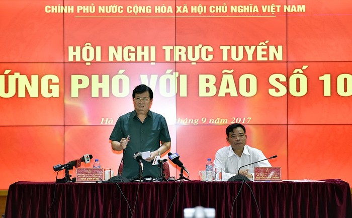 Phó Thủ tướng Trịnh Đình Dũng yêu cầu chuẩn bị mọi nguồn lực vật lực cần thiết để chống bão số 10. ảnh: vgp.